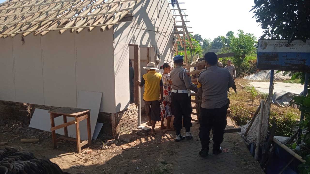 Polisi Peduli, Gubuk Seorang Nenek di Jember Disulap Jadi Rumah Layak Huni