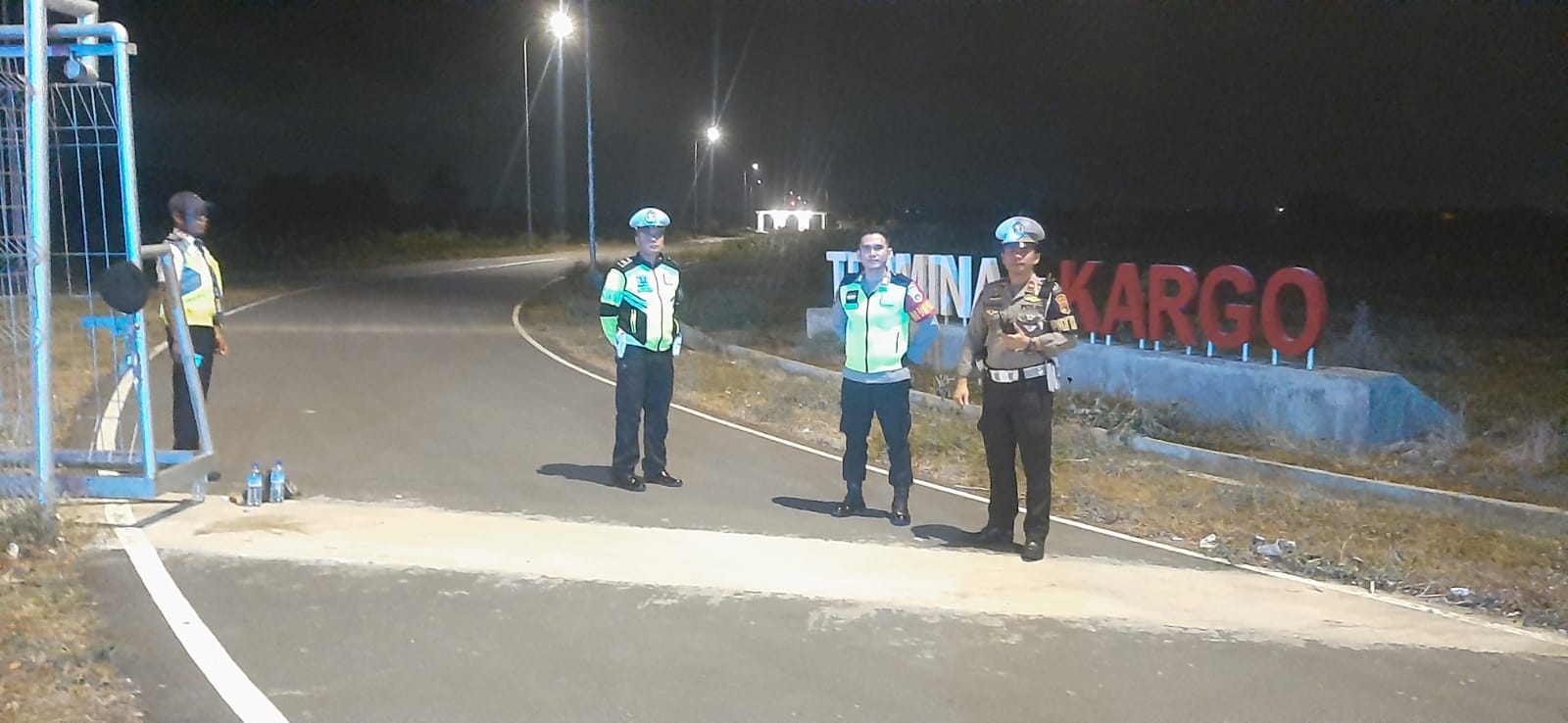 Polres Loteng Melakukan Pengamanan Dan Pengawalan Kedatangan Logistik MotoGP 2023