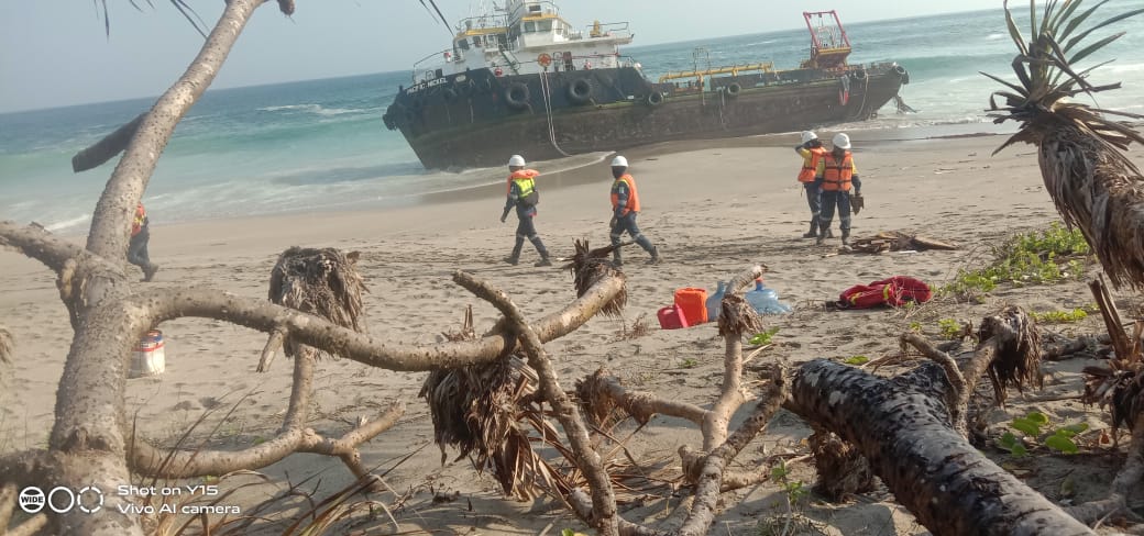 kapal milik Sub Kontraktor Pemasangan Pipa Tailing PT. AMMAN Mineral Terdampar di Pantai Swiss