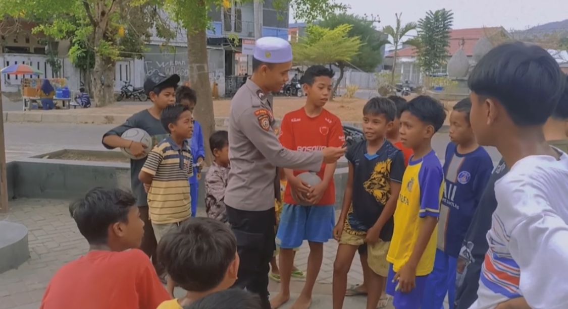 Potret Polisi Peduli, Bripda Rodho Ramadani Ajarkan Hafalan AL-Quran Kepada Anak-anak