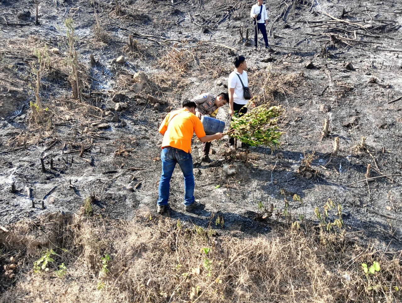 Respon Cepat Polres Loteng Padamkan Kebakaran Lahan Dekat Sirkuit Mandalika