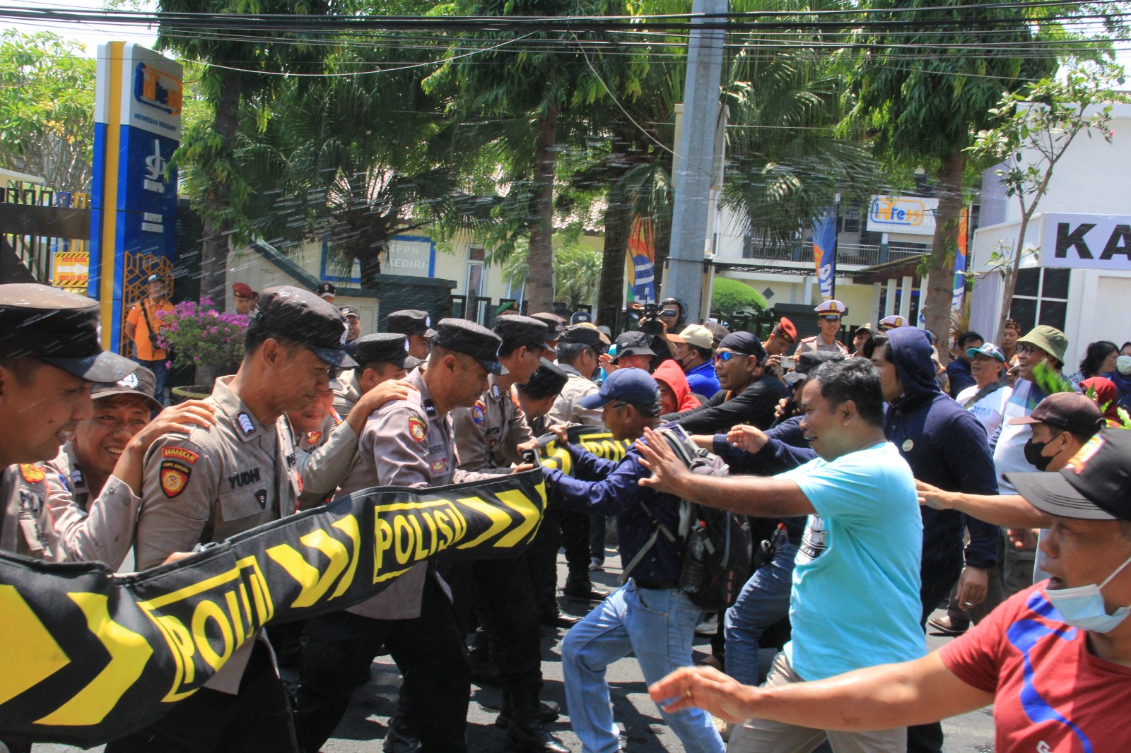 Polres Kediri Kota Gelar Simulasi Sispamkota Siap Amankan Pemilu 2024