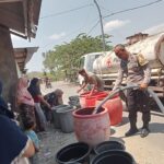 Polsek Praya Tengah Bersama PMI Dan BPBD Kabupaten Lombok Tengah Salurkan Air Bersih