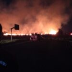 Gercep Polisi dan Petugas Damkar Berhasil Padamkan Kebakaran Lahan Alang-alang di Bandara Banyuwangi