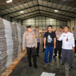 Bersama Petugas KPU dan Bawaslu, Kapolrestabes Surabaya Cek Kesiapan Pengamanan Gudang Logistik