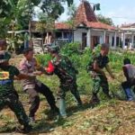 Cegah Banjir Polisi dan TNI Bersama Warga Bersihkan Jalur Sungai di Ponorogo