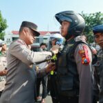 Kapolda Jatim Serahkan 50 Bodycam Kepada Anggota Polrestabes Surabaya
