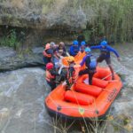 Polisi Bersama Tim SAR Gabungan Kota Batu Berhasil Temukan Korban Hanyut di Sungai Konto