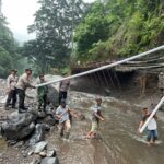 Antisipasi Krisis Air Bersih Polisi Bersama Forkopimka dan Warga Perbaiki Pipa Pasca Banjir di Lumbang Probolinggo