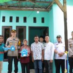 Kapolres Lamongan Serahkan Bantuan Bedah Rumah untuk Warga Desa Latek