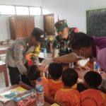 Dampingi Warga Binaanya, Pak Bhabin Polres Ngawi Turut Sukseskan Program Imunisasi Polio