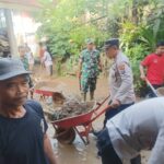 Sinergitas, Polisi Bersama TNI dan Warga Gotong Royong Bersihkan Material Longsor di Trenggalek