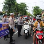 Operasi Keselamatan Semeru 2024, Polres Pamekasan Turun Jalan Berbagi Brosur Himbauan Kamseltibcarlantas