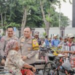 Merakyat, Kapolrestabes Surabaya Ajak Sarapan Bareng dan Berbagi Sembako untuk Abang Becak