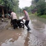 Tanggap Bencana, Polisi Evakuasi Pelajar SD yang Terjebak Banjir di Magetan