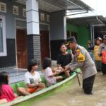 Polisi Distribusikan Ribuan Nasi Bungkus Untuk Warga di Bojonegoro Saat Banjir Belum Surut