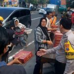 Semarakkan Bulan Ramadhan Polisi di Sidoarjo Berbagi Takjil