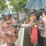 Ramadhan Berkah Polres Malang Berbagi Ratusan Kantong Takjil Untuk Pengguna Jalan