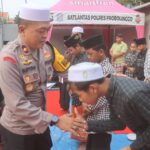 Gapai Berkah Ramadhan, Kapolres Probolinggo Berikan Santunan Anak Yatim saat Resmikan Musholla Al-Kautsar