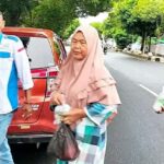 Berkah Ramadhan! PPWI OKI Barbagi Takjil Kepada Pengguna Jalan Yang Berhenti di Area Rambu Lalulintas