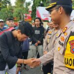 Ramadhan Berkah Kapolres Situbondo Berbagi Takjil untuk Massa Unras AMPD