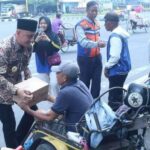 Pj Bupati Serahkan Bantuan Sembako untuk Ojek Online, Abang Becak dan Supir Angkot