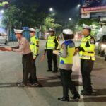 Patroli Sahur Ramadhan Polres Bojonegoro Berbagi Nasi Kotak Untuk Warga