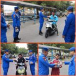 Jelang Waktu Berbuka Puasa, Satpolairud Polres Bangkalan Bagi bagi Takjil di ASDP Kamal