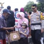 Ramadhan Berkah, 500 Paket Takjil Untuk Warga Dibagikan oleh Bhayangkari Polres Situbondo