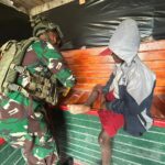 Tak Beralas Kaki Anak-Anak mengalami Luka di Kaki. Bakes Satgas Yonif 509 Kostrad Sigap Tangani Luka