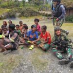 TK Mamba berbagi bantuan kepada masyarakat Kp. Silatuga dengan senang masyarakat menerimanya.