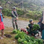 Berbagi alas kaki dan Rosita (Borong Hasil Tani) di TK Bilogai Masyarakat Semangat Beraktifitas