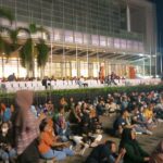 Pandangan Tidak Sedap,Show Pesta Demokrasi ala KPU Jatim,Penguasa Rakyat  Duduk di Kursi Singgasana,Sedangkan Rakyat Duduk Lesehan Dibawah,” ssst,Uangnya Rakyat”