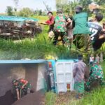 Respon Cepat Dikala Warga Butuh Pertolongan, Babinsa Koramil 0829-15/ Geger Bantu Evakuasi Dump Truck Pengangkut Pasir Terbalik