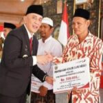 Pj Bupati Bangkalan Berikan Insentif Guru Ngaji Secara Simbolis