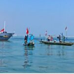 Ditpolairud Polda Jatim Bersama Nelayan Kibarkan Bendera Merah Putih di Selat Madura