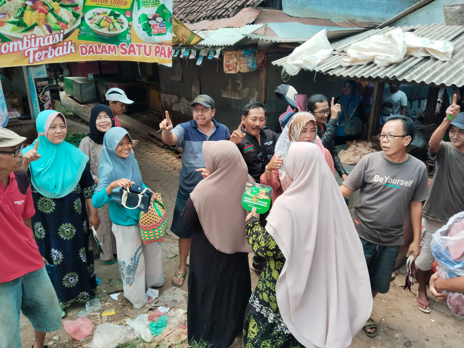 Relawan Paslon Bupati Hendy Siswanto HRC Peduli UMKM Bagikan