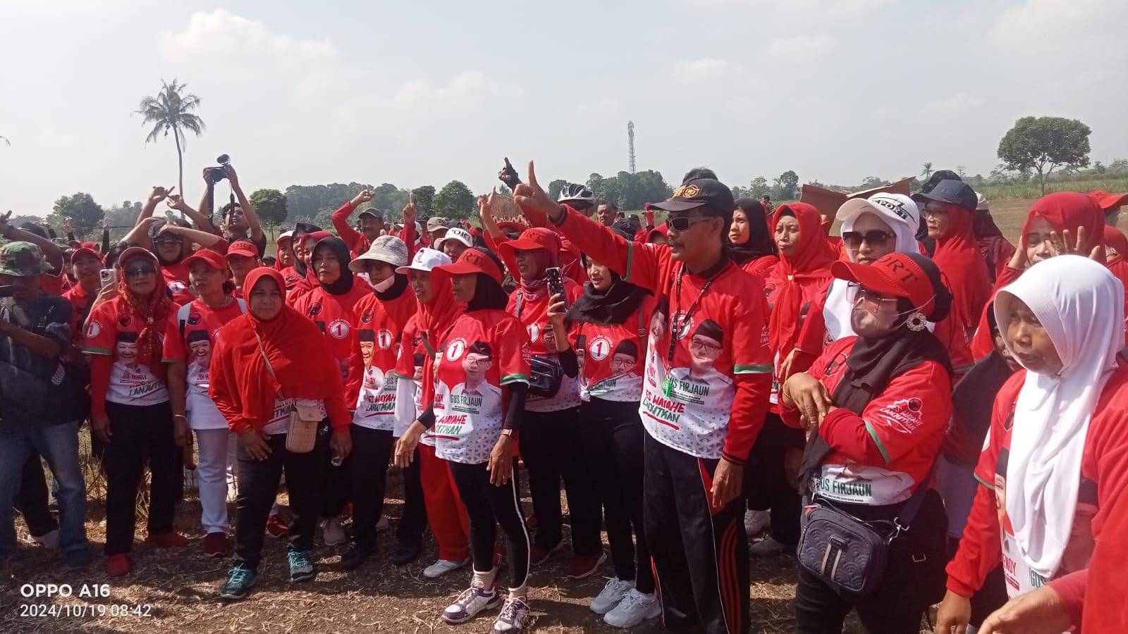 Ratusan Emak-emak di Rejoagung, Kami Butuh Pemimpin Peduli Seperti Hendy Siswanto, Lanjutkan