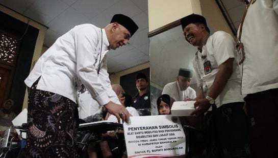 Pj Bupati Bangkalan Pimpin Apel Akbar Hari Santri, Ajak Santri Jadi Penggerak Ekonomi