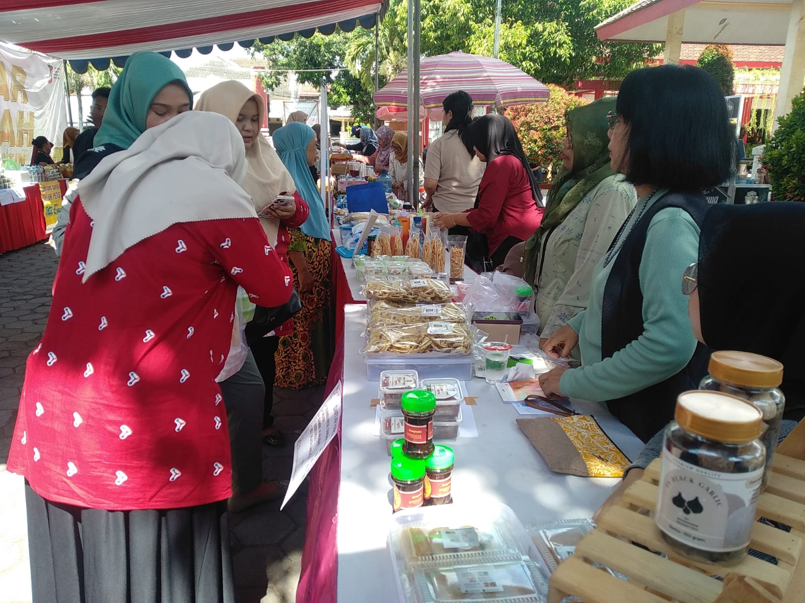 Ratusan Masyarakat Antusias Adanya Pemprov Jatim Gelar Pasar Murah di Kecamatan Sumbersari