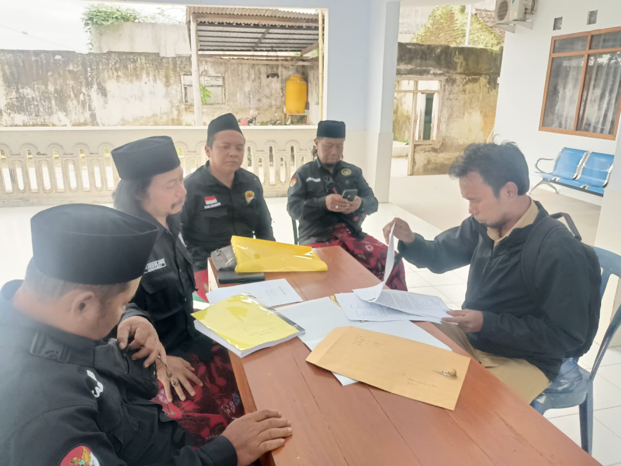 Ormas BNPM Mendatangi Kantor Desa Sumberjati, Menyerahkan Berkas Putusan Pengadilan Saudara Sukiono