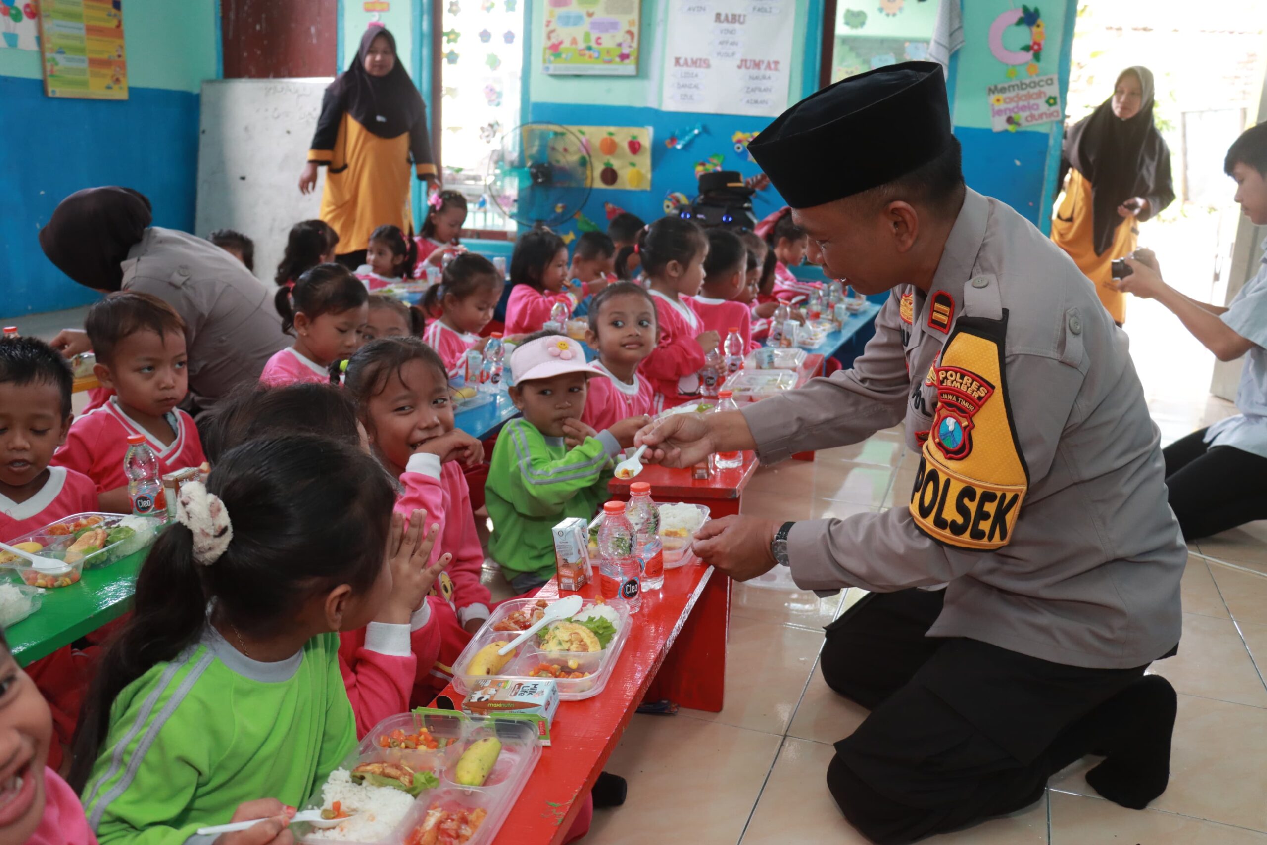 Polres Jember Berbagi Makanan Bergizi di Jumat Berkah Pelajar Jadi Sumringah