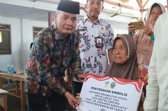 Wabup Bangkalan Salurkan Bantuan Sosial untuk Disabilitas, Lansia, dan Anak Yatim