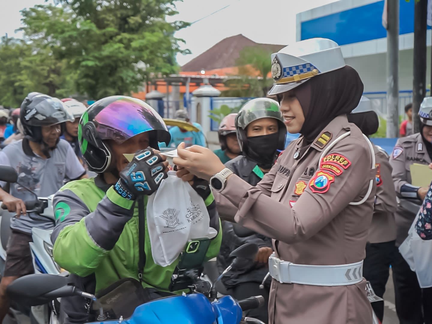 Jelang Buka Puasa, Polres Jember Bagikan Takjil sebagai Bentuk Kepedulian