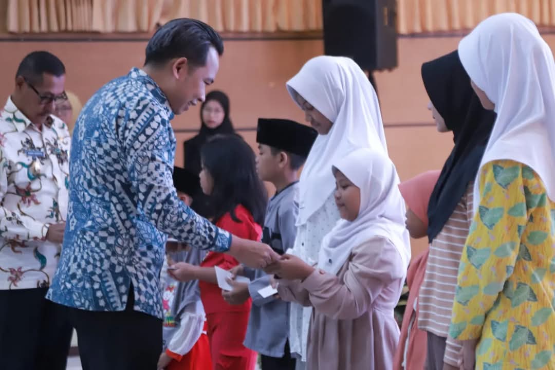 Wabup Blak-blakan Santunan Anak Yatim dengan Duit Sendiri, Sedangkan Bupati Jember Pakai Uang dari Pemkab