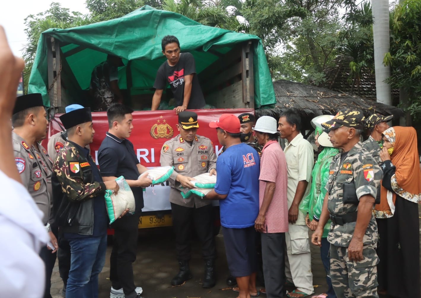 Ngabuburit, Polres Probolinggo Kota Berbagi Baksos Untuk Warga Kurang Mampu