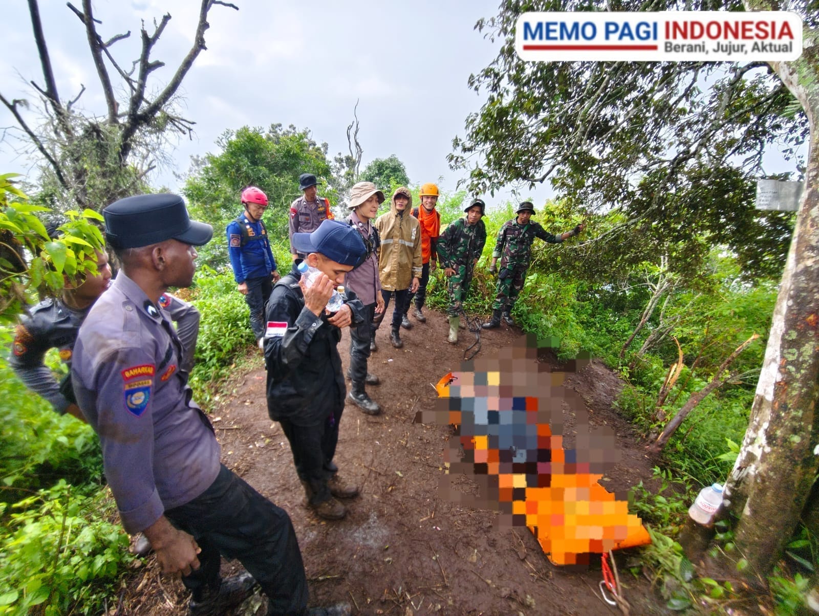 Penuh Perjuangan Polisi Bersama Tim SAR Berhasil Evakuasi Jenazah Pendaki di Gunung Saeng Bondowoso