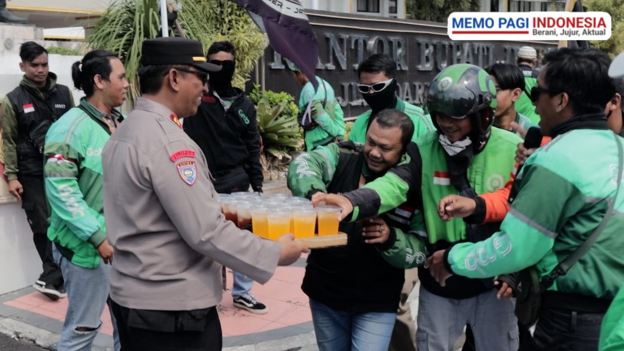 Humanis Polisi Kawal Aksi Damai Driver Ojol di Jember Sambil Berbagi Minuman Dingin
