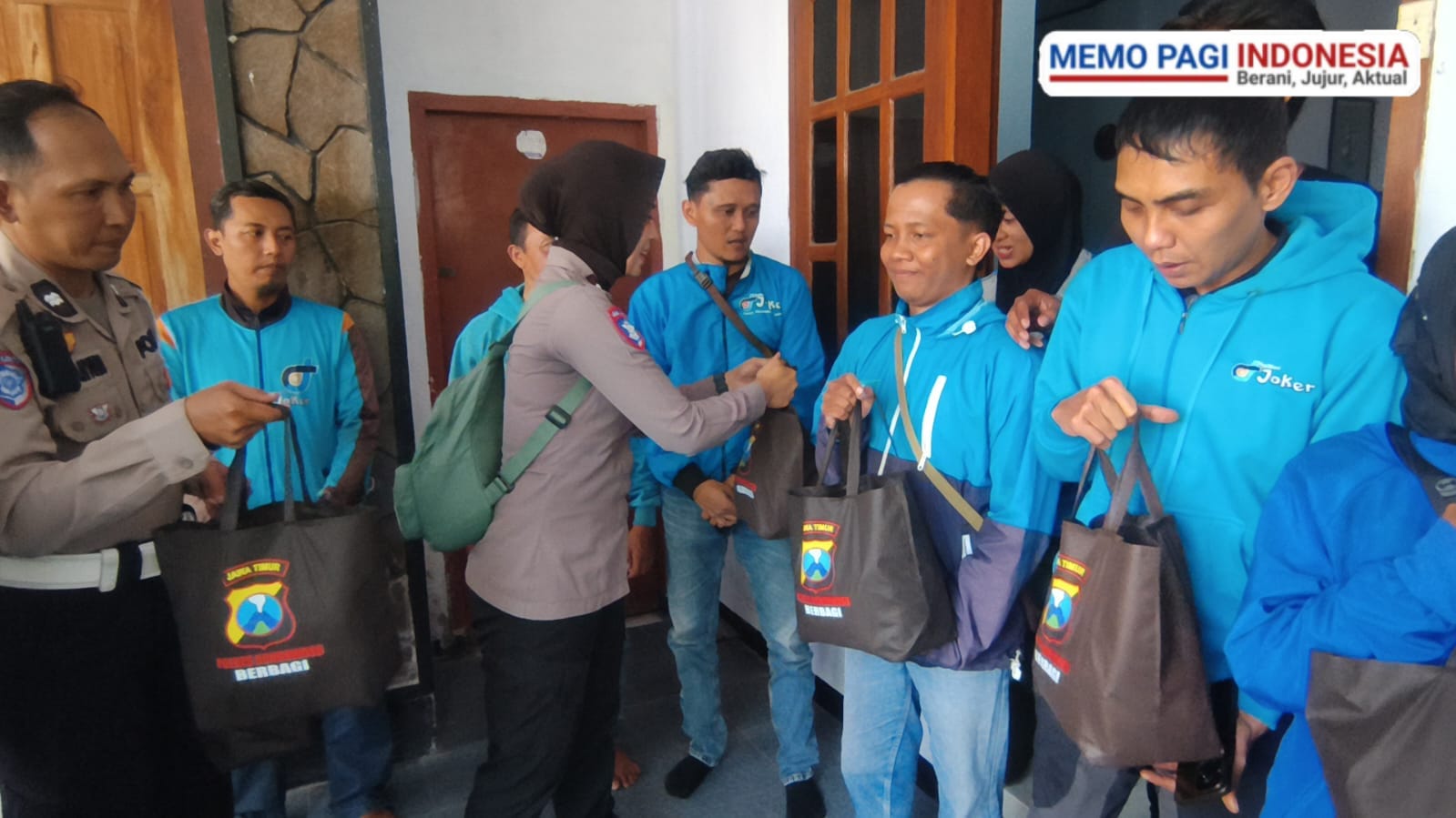 Polri Untuk Masyarakat : Polres Bondowoso Berbagi Sembako Untuk Ojol Sambut Hari Lalu Lintas Bhayangkara ke – 70