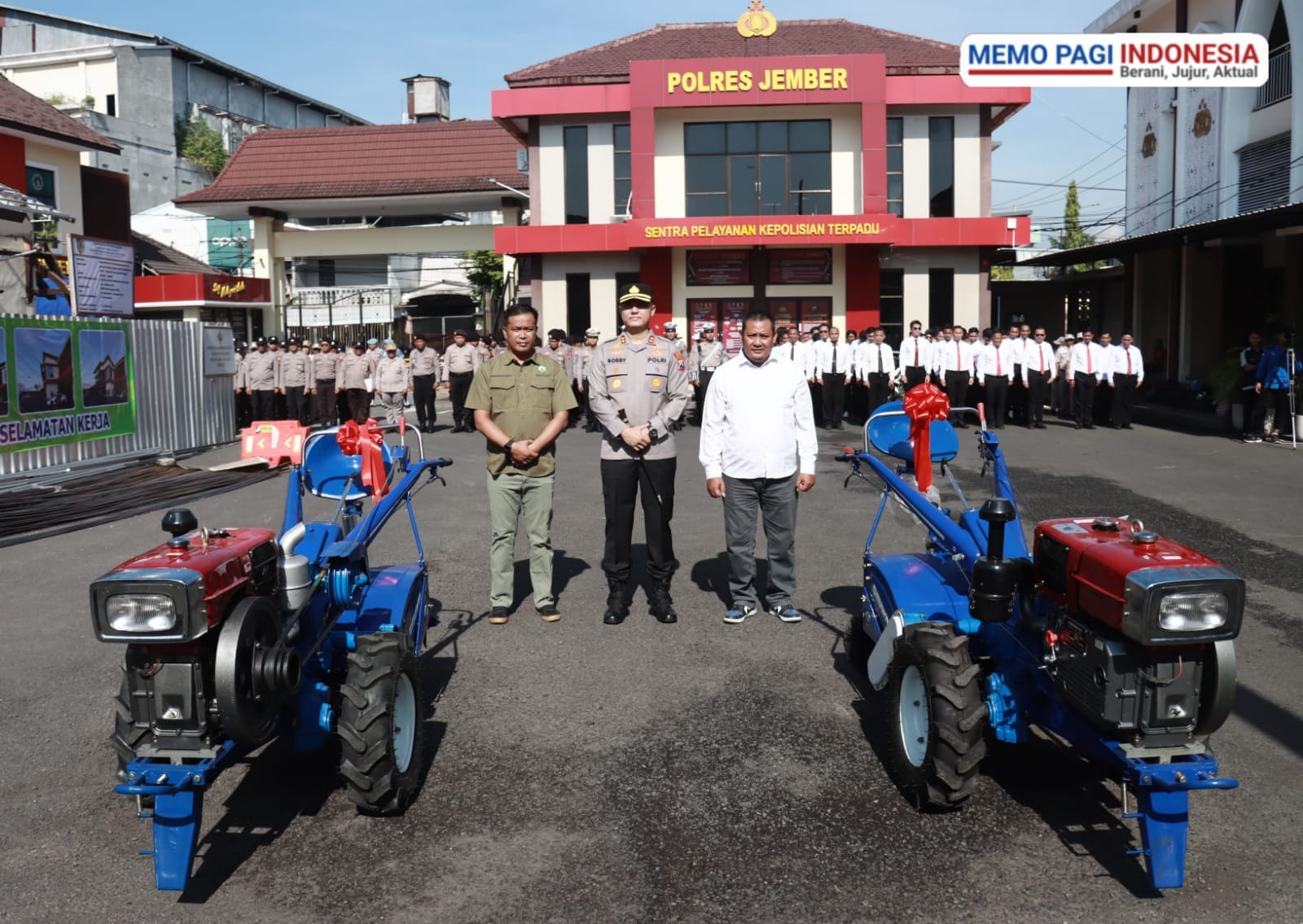 Dukung Ketahanan Pangan, Kapolres Jember Serahkan 2 Unit Traktor untuk Gapoktan Sumber Hasil dan Tani Makmur